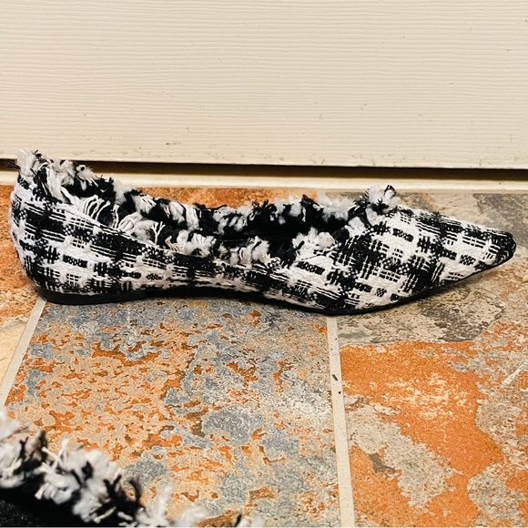 🕊️NWOB! Beautiful Black & White Wool Plaid Fringe Flats! - Picture 9 of 9